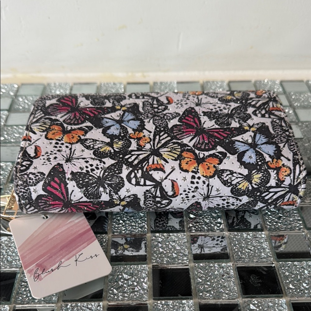 🦋 Blush Kiss Butterfly Wristlet Wallet – Chic & Functional! 🦋 - Picture 9 of 10